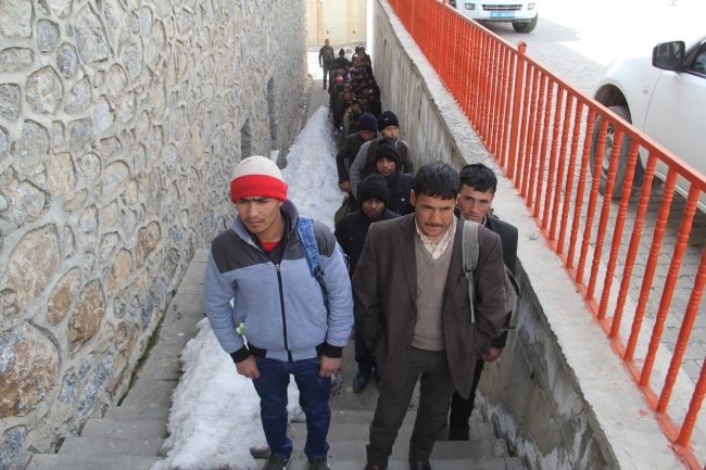 Kar ve tipide mahsur kalan göçmenleri Mehmetçik kurtardı